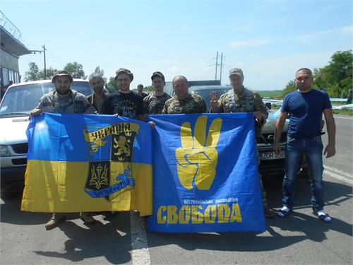 Активісти "Самооборони" разом з бійцями свободівського підрозділу "Січ"
