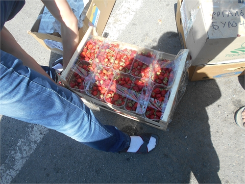 Волонтери під час розвантаження продовольства